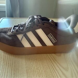 Brown women’s Adidas sneakers Vl court 3.0 in new condition size 9. $36